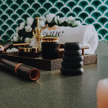 Doubletree By Hilton Fujairah City ภายนอก รูปภาพ A collection of makeup products