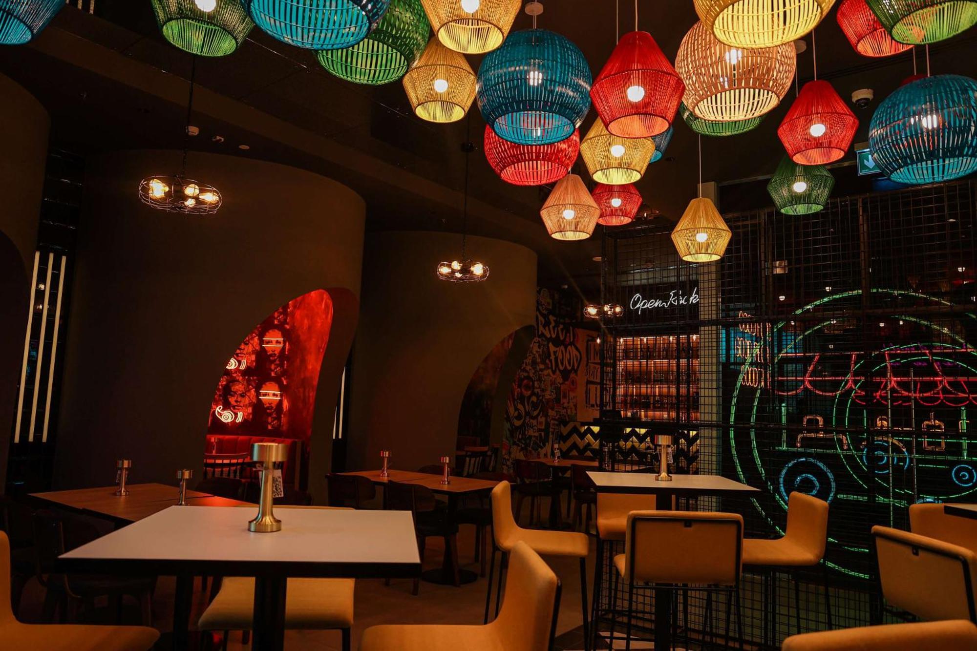 Doubletree By Hilton Fujairah City ภายนอก รูปภาพ Interior of the restaurant