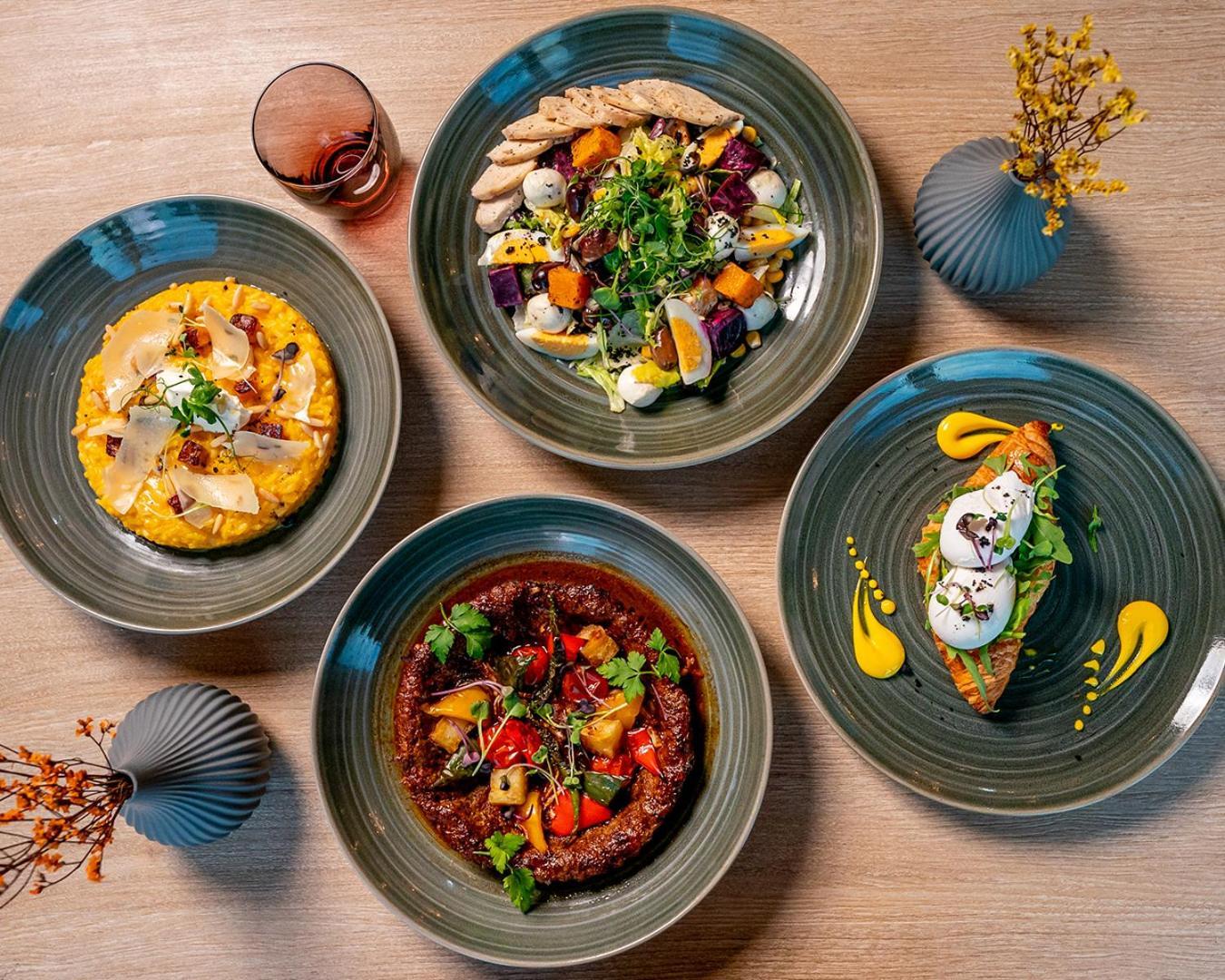Doubletree By Hilton Fujairah City ภายนอก รูปภาพ Dishes at the restaurant