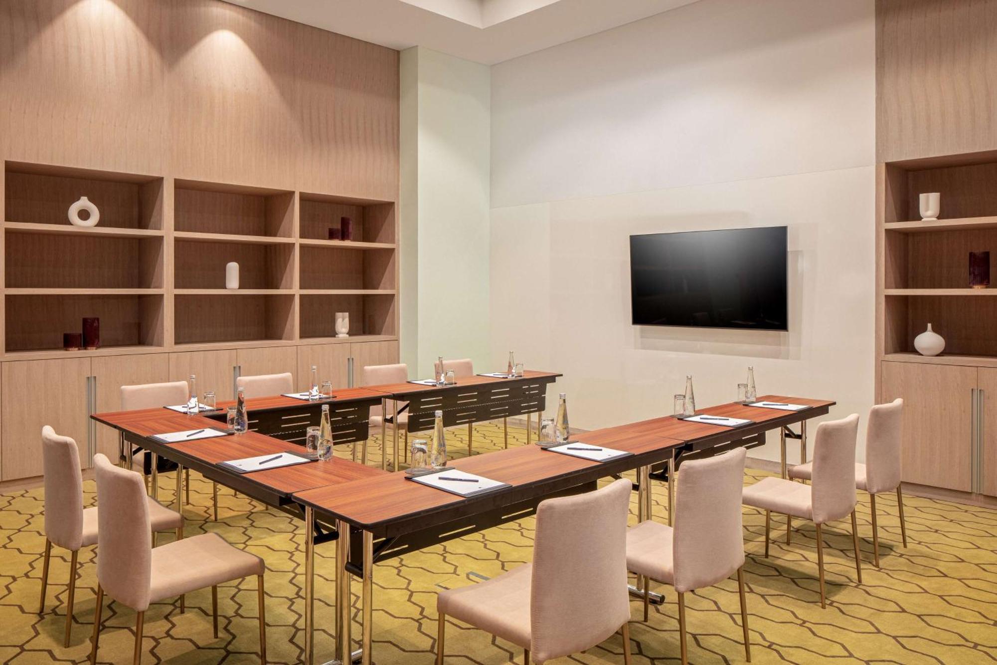 Doubletree By Hilton Fujairah City ภายนอก รูปภาพ Meeting room