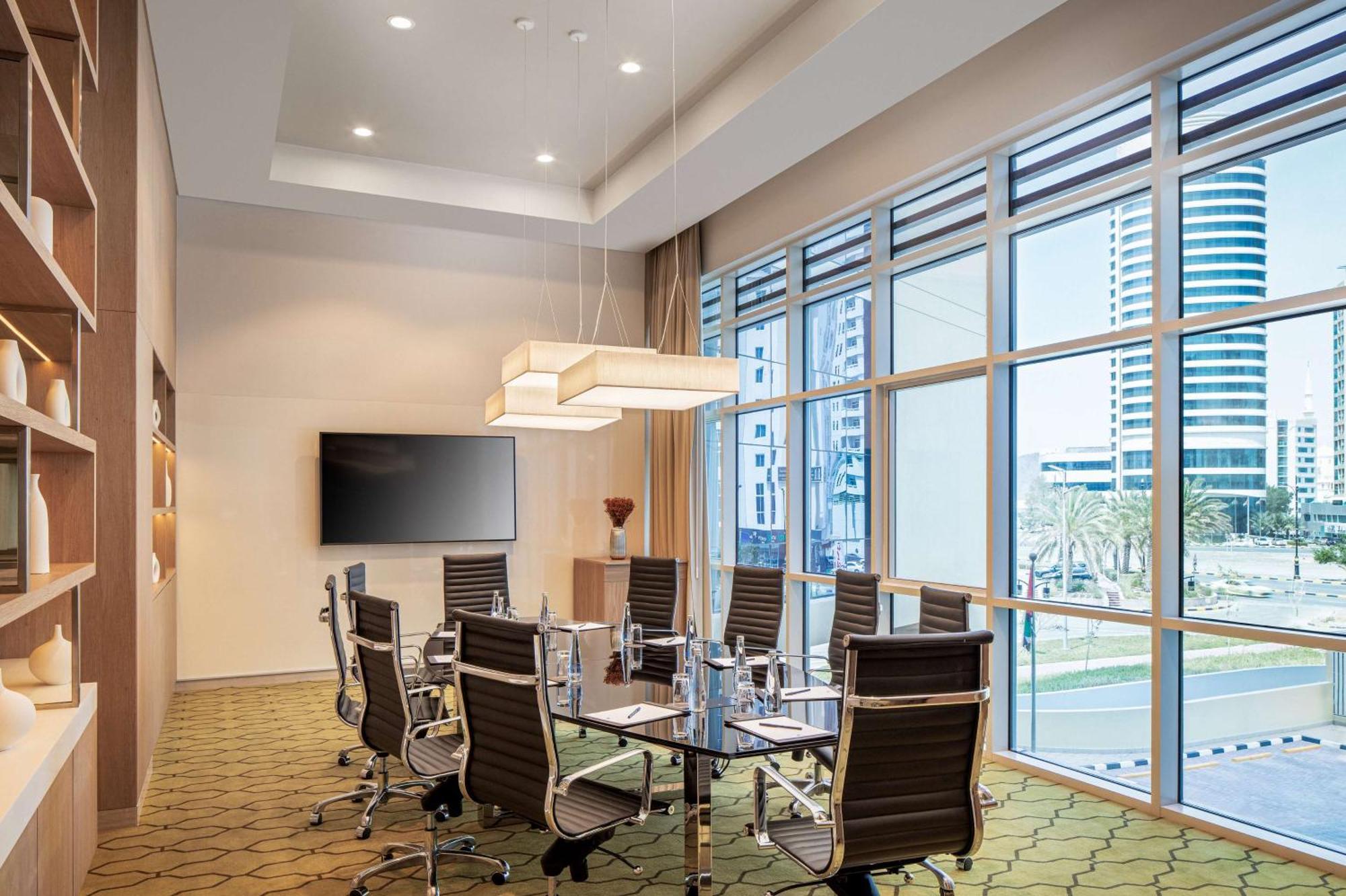 Doubletree By Hilton Fujairah City ภายนอก รูปภาพ Meeting room
