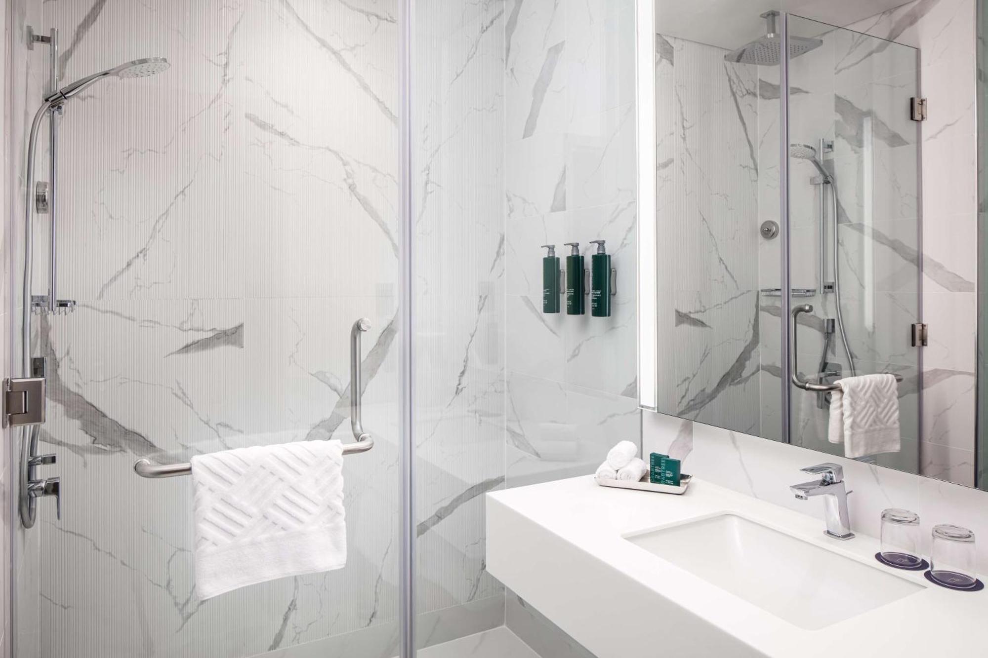 Doubletree By Hilton Fujairah City ภายนอก รูปภาพ Bathroom