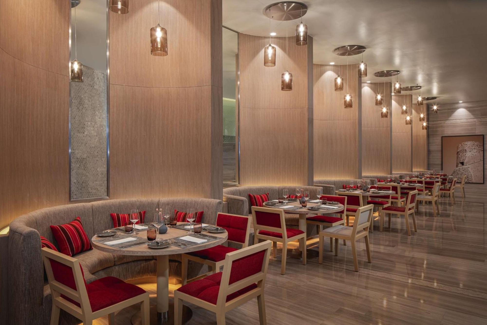 Doubletree By Hilton Fujairah City ภายนอก รูปภาพ The interior of the restaurant