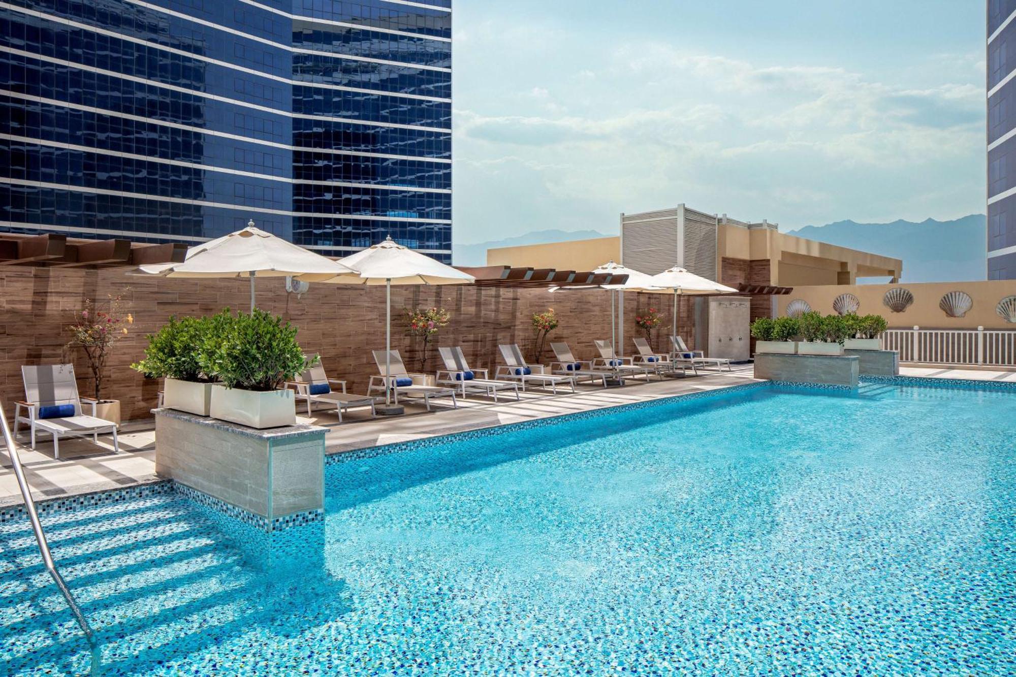 Doubletree By Hilton Fujairah City ภายนอก รูปภาพ The swimming pool at the hotel