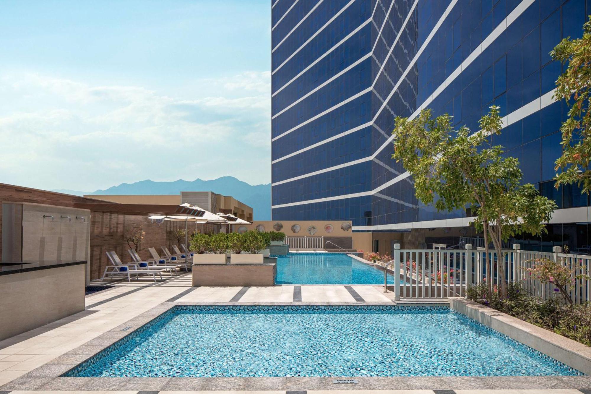 Doubletree By Hilton Fujairah City ภายนอก รูปภาพ The swimming pool