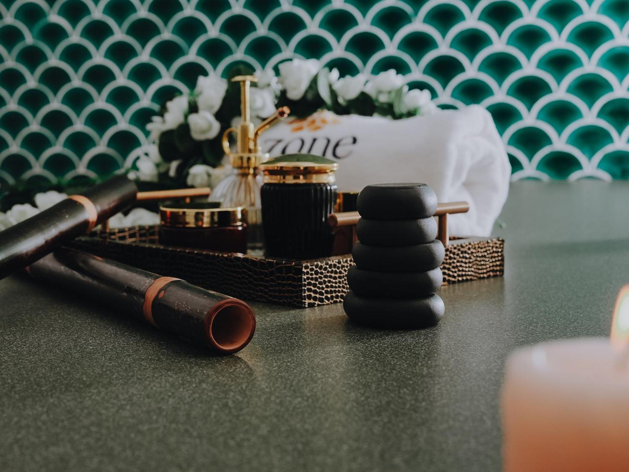 Doubletree By Hilton Fujairah City ภายนอก รูปภาพ A collection of makeup products