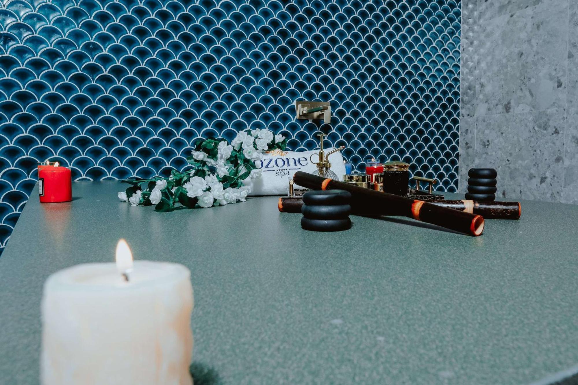 Doubletree By Hilton Fujairah City ภายนอก รูปภาพ A candle and incense